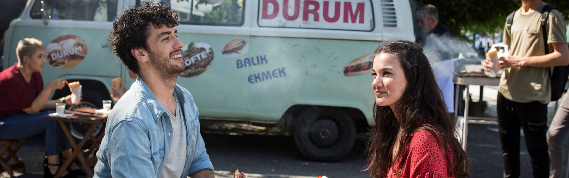 AKM - İNSANLAR İKİYE AYRILIR