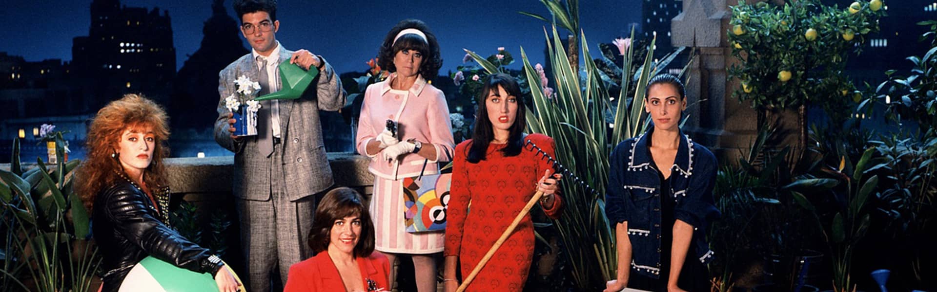 AKM - MUJERES AL BORDE DE UN ATAQUE NERVIOS